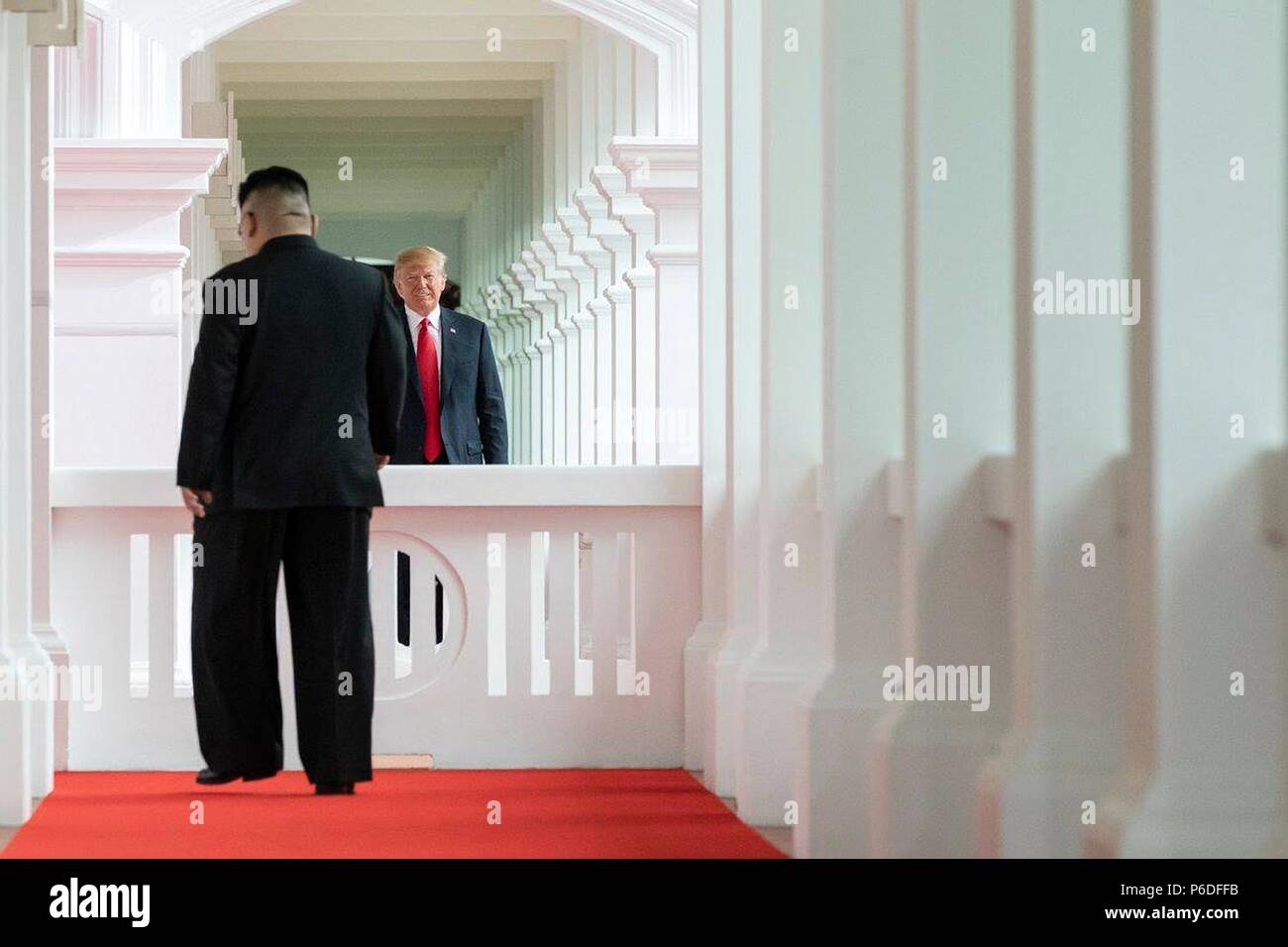 Us-Präsident Donald Trump Uhren nordkoreanischen Führer Kim Jong Un gehen auf ihn zu Beginn des historischen Gipfeltreffen der Capella resort Juni 12, 2018 in Insel Sentosa, Singapur. Stockfoto