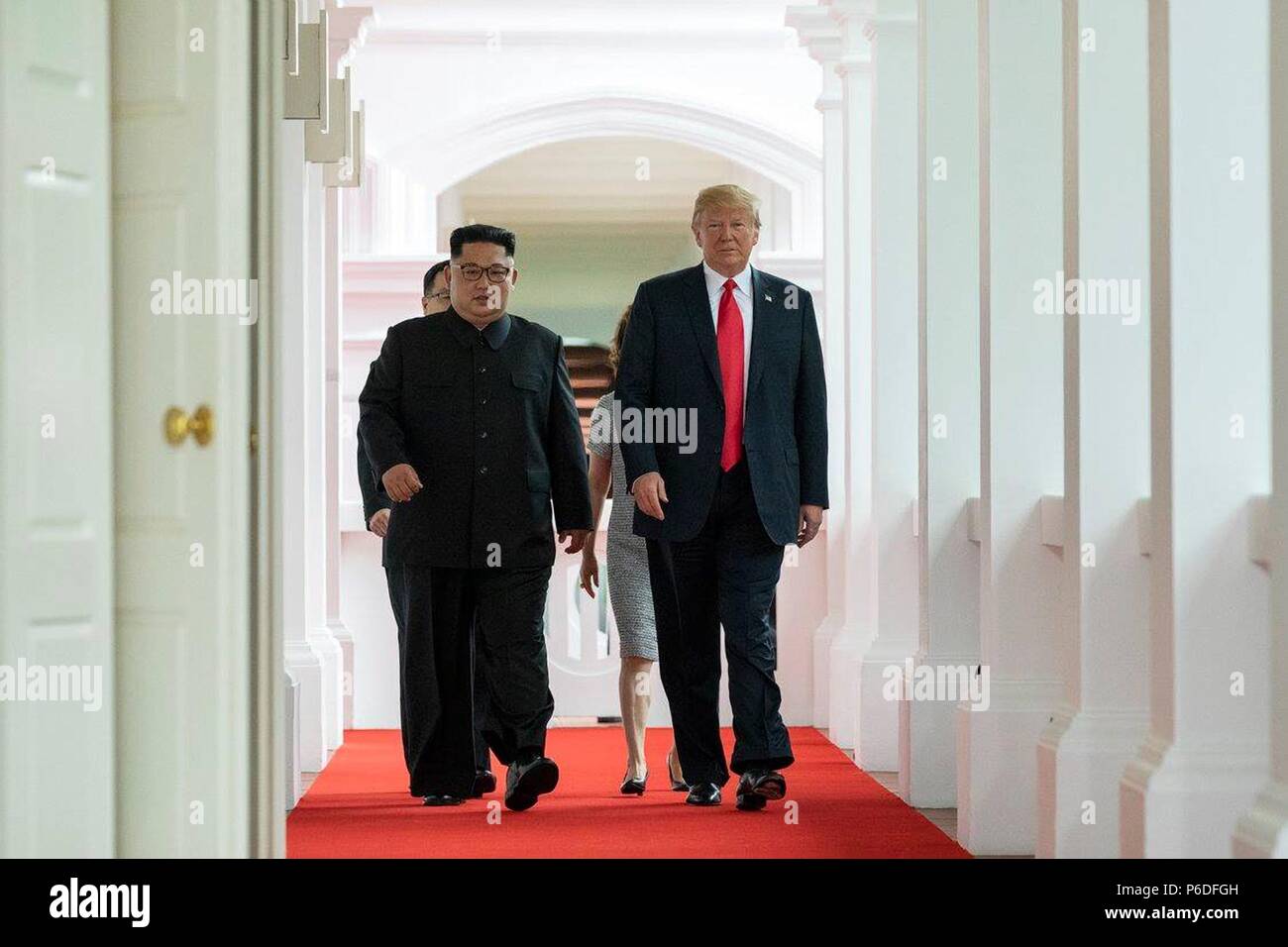 Us-Präsident Donald Trump Wanderungen Seite an Seite mit dem nordkoreanischen Führer Kim Jong Un zu Beginn der historischen Gipfeltreffen der Capella resort Juni 12, 2018 in Insel Sentosa, Singapur. Stockfoto