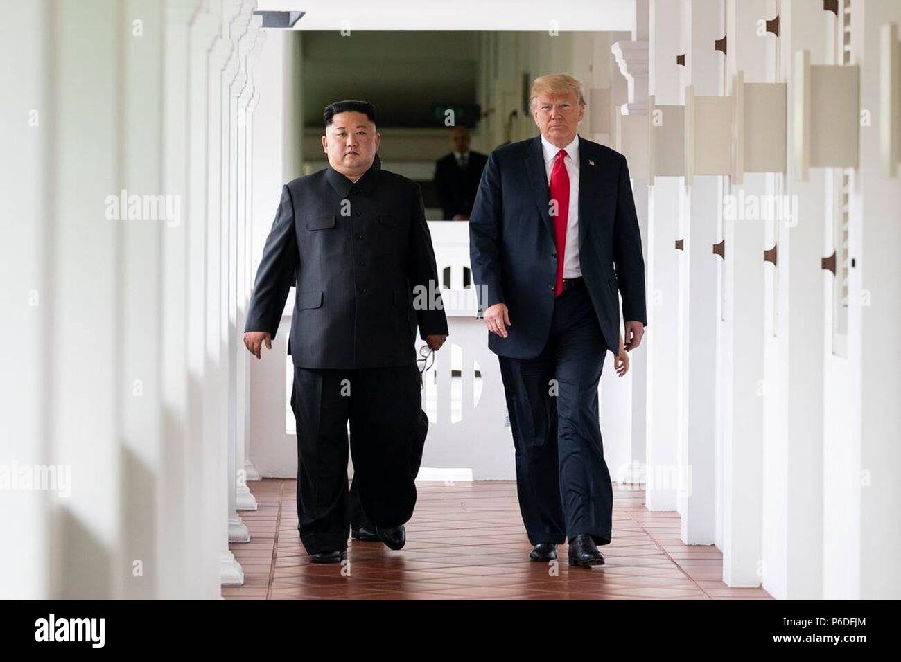 Us-Präsident Donald Trump Wanderungen Seite an Seite mit dem nordkoreanischen Führer Kim Jong Un zu Beginn der historischen Gipfeltreffen der Capella resort Juni 12, 2018 in Insel Sentosa, Singapur. Stockfoto