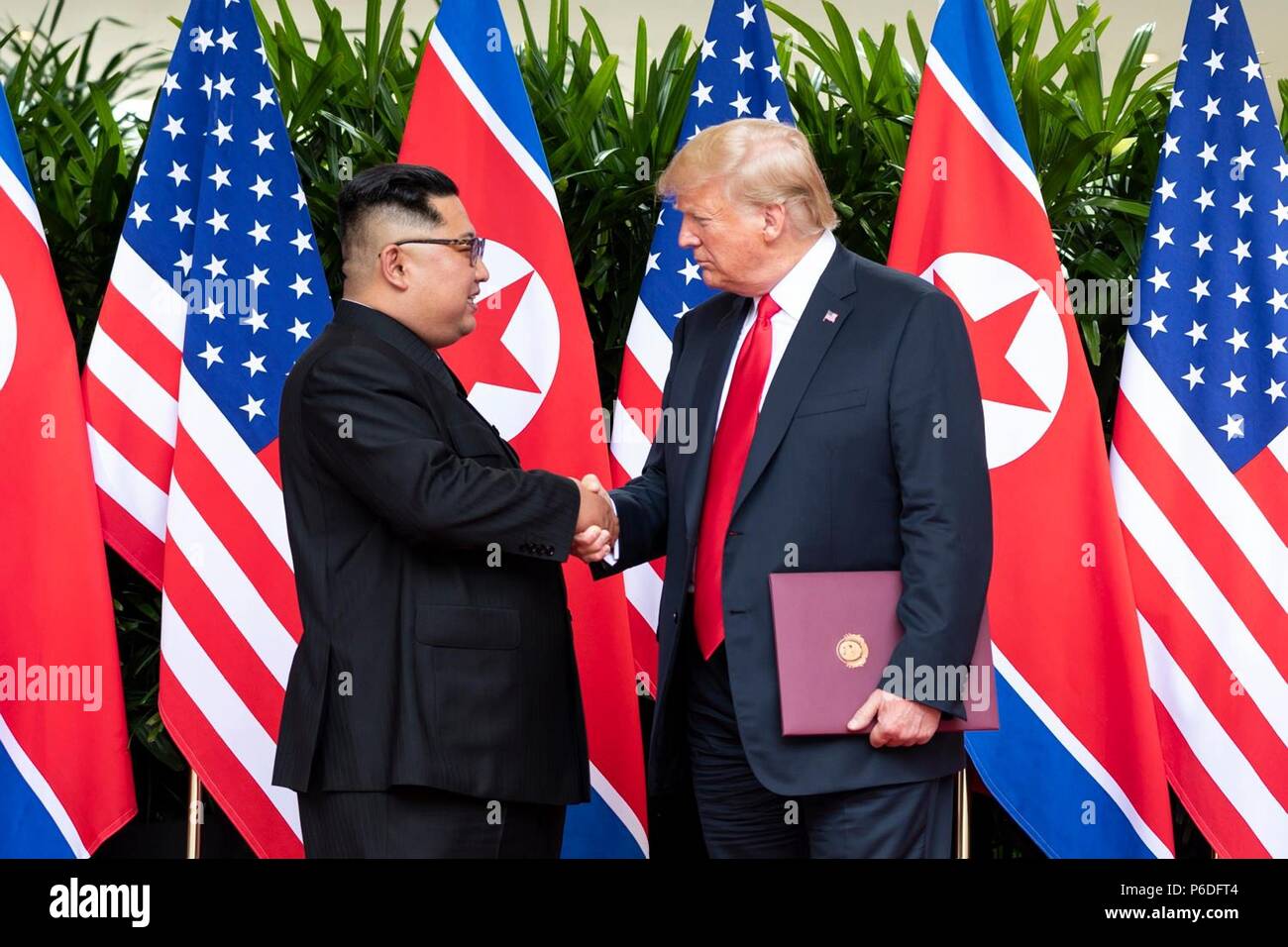 Us-Präsident Donald Trump, rechts, schüttelt Hände mit dem nordkoreanischen Führer Kim Jong Un nach einer Zeremonie an der Capella resort Juni 12, 2018 in Insel Sentosa, Singapur. Stockfoto