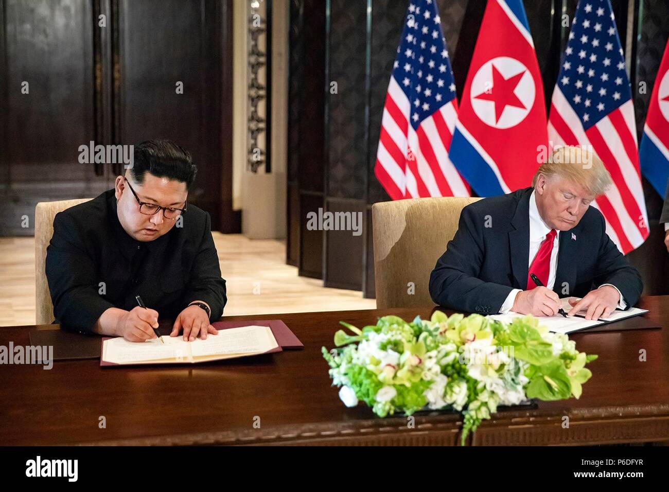 Us-Präsident Donald Trump, rechts, und nordkoreanischen Führer Kim Jong Un während einer Zeremonie an der Capella resort Juni 12, 2018 in Insel Sentosa, Singapur. Stockfoto