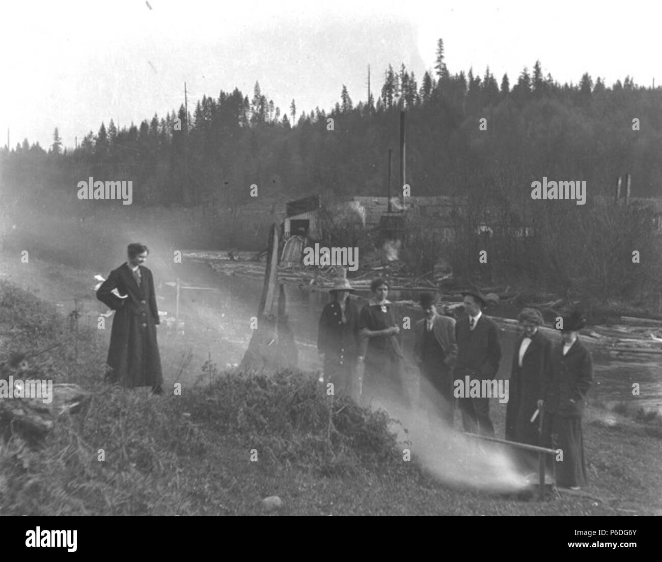 . Englisch: Gruppe von Menschen bei Sammamish Slough, Washington, 13. April 1913. Englisch: Text von Kiehl anmelden: Kiehls, Drummond Mädchen, Klippe und Shirley an Samamish Slough. April 13, 1913. Album 1.156 Probanden (LCSH): Männer - Washington (State) - sammamish Fluss; Frauen - Washington (State) - sammamish Eiver; Sammamish River (Washington); Flüsse - Washington (State) - King County. 1913 50 Gruppe von Menschen bei Sammamish Slough, Washington, April 13, 1913 (KIEHL 202) Stockfoto