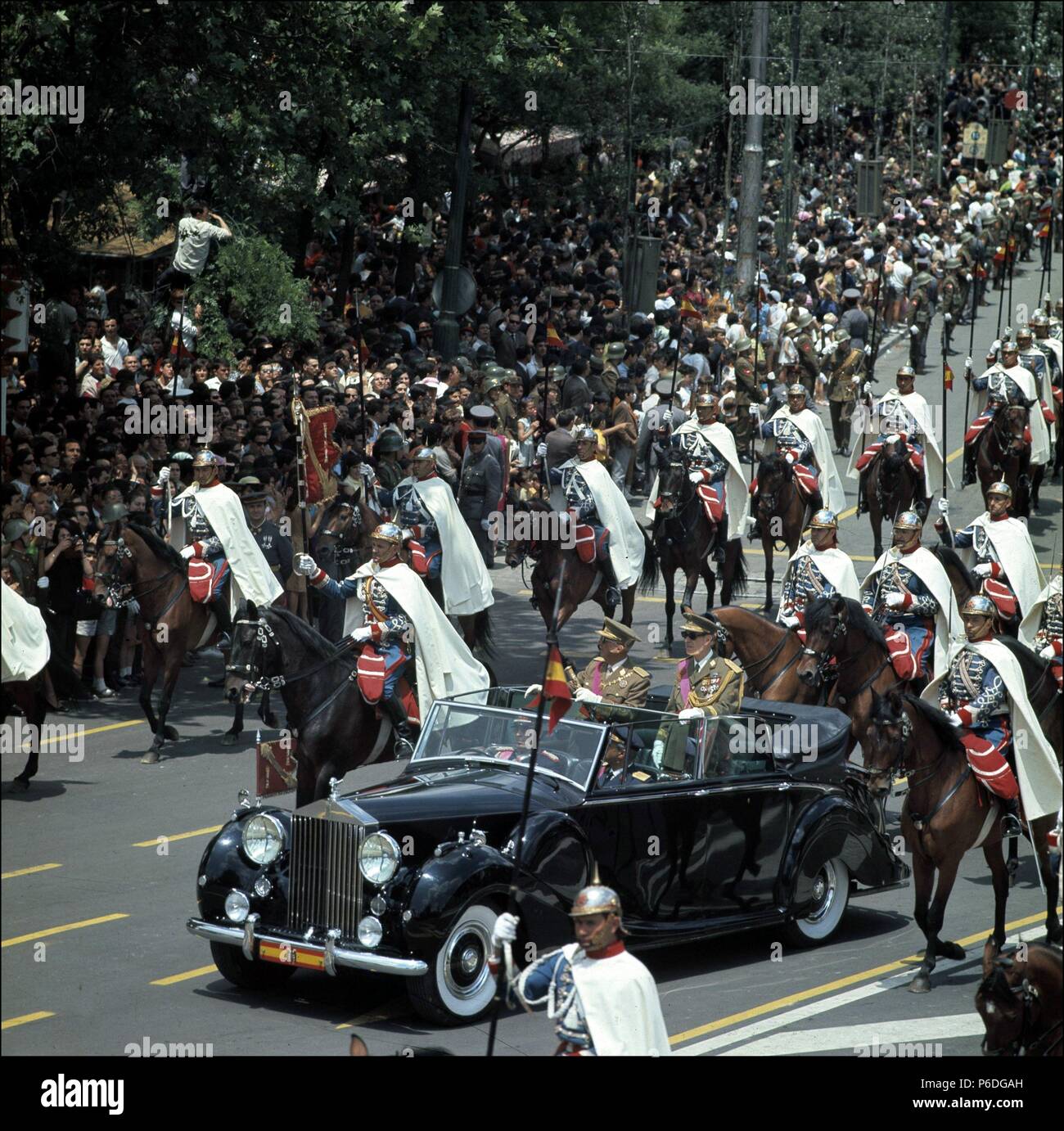 Desfile De La Victoria En El Paseo De La Castellana En El Ano 1951 Fotografia En Blanco Y Negro Anos 50 Lage Aussenansicht Spanien Stockfotografie Alamy