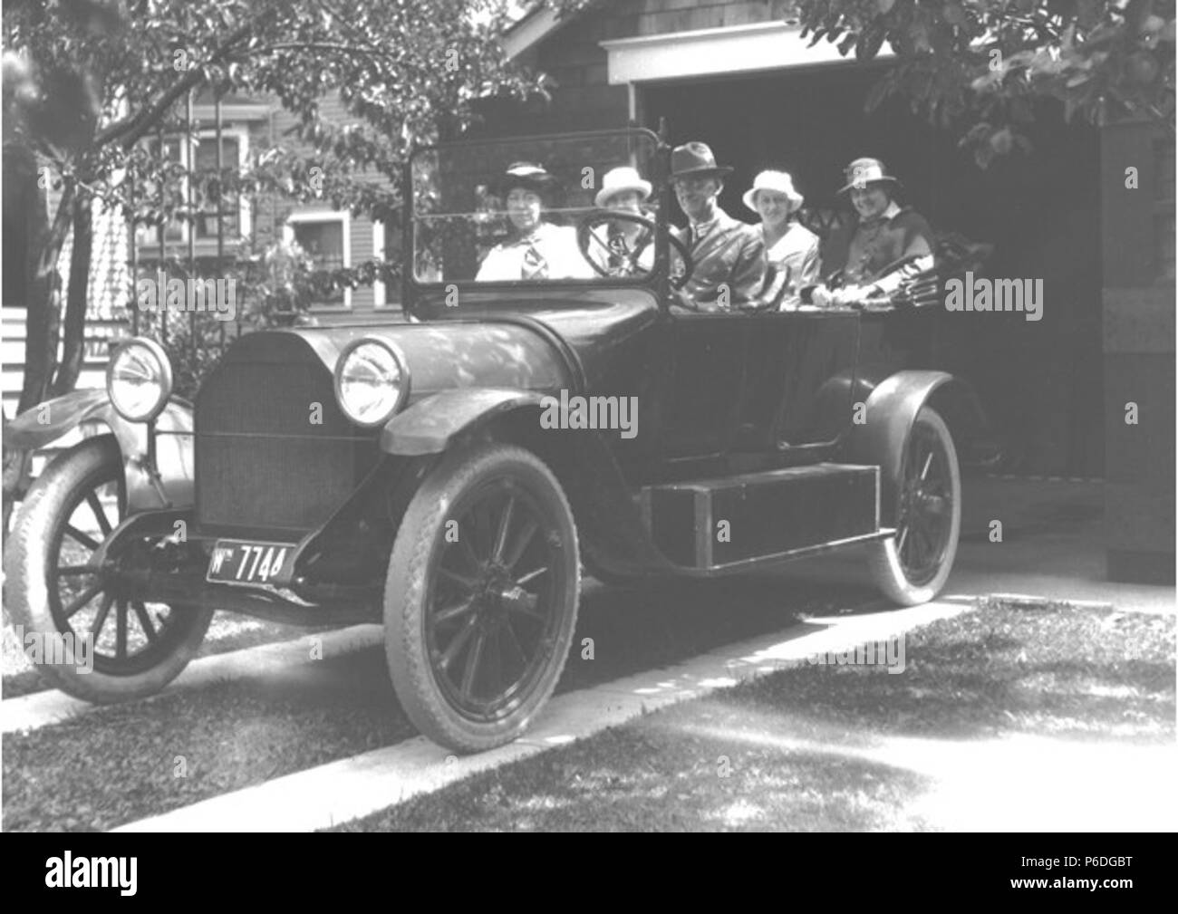 . Englisch: H. Ambrosius Kiehl und Familie in einem Automobil zu Beginn ein Familienausflug, Washington, August 3, 1917. Englisch: Text von Kiehl anmelden: Beginn der 10 Tage auto reise (Port Townsend zu Mount Rainier) August 3, 1917. Album 1,232 Themen (LCTGM): Kiehl, H. Ambrosius - Familie; Familien- Washington (State) --Port Townsend; Automobile - Washington (State) --Port Townsend; Wohnungen - Washington (State) --Port Townsend Konzepte: Familie; Freizeit- und Erholungsmöglichkeiten. 1917 51 UHR Ambrose Kiehl und Familie in einem Automobil zu Beginn ein Familienausflug, Washington, August 3, 1917 (KIEHL 212) Stockfoto