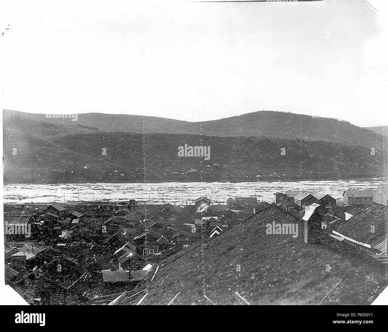 . Englisch: Eis brechen auf dem Yukon River, Dawson, 8. Mai 1900. Englisch: Bildunterschrift: Bild: Dawson, das Brechen des Eises, 8. Mai 1900 PH-Coll 35.550 Themen (LCTGM): Ice---- Yukon Dawson; Flüsse -- Yukon; Städte & Dörfer -- Yukon Themen (LCSH): Yukon River (Alaska & Yukon); Dawson (Yukon). 1900 54 Eis brechen auf dem Yukon River, Dawson, 8. Mai 1900 (SARVANT 197) Stockfoto
