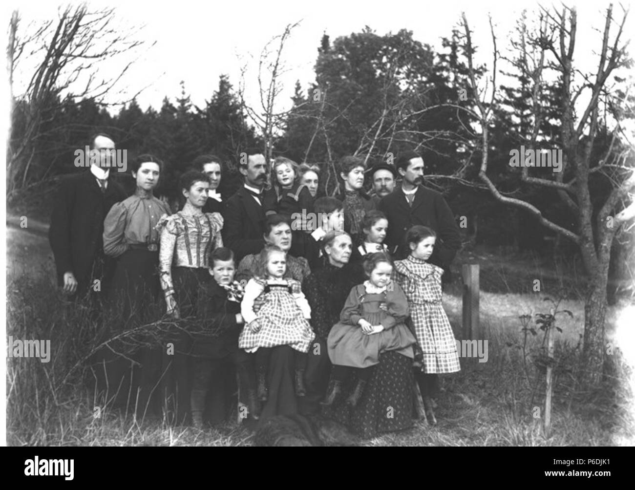 . Englisch: Kiehl, Stockand und verwandte Familie Mitglieder, Port Townsend, Washington, 26. Dezember 1899. Englisch: Text von Kiehl anmelden: Familie Gruppe. Port Townsend. 26. Dezember 1899. Themen (LCTGM): Familien - Washington (State) --Port Townsend Themen (LCSH): Kiehl Familie; Stockand Familie; Porträts, Gruppe - Washington (State) --Port Townsend Konzepte: Familie. 1899 59 Kiehl, Stockand und verwandte Familie Mitglieder, Port Townsend, Washington, 26. Dezember 1899 (KIEHL 162) Stockfoto