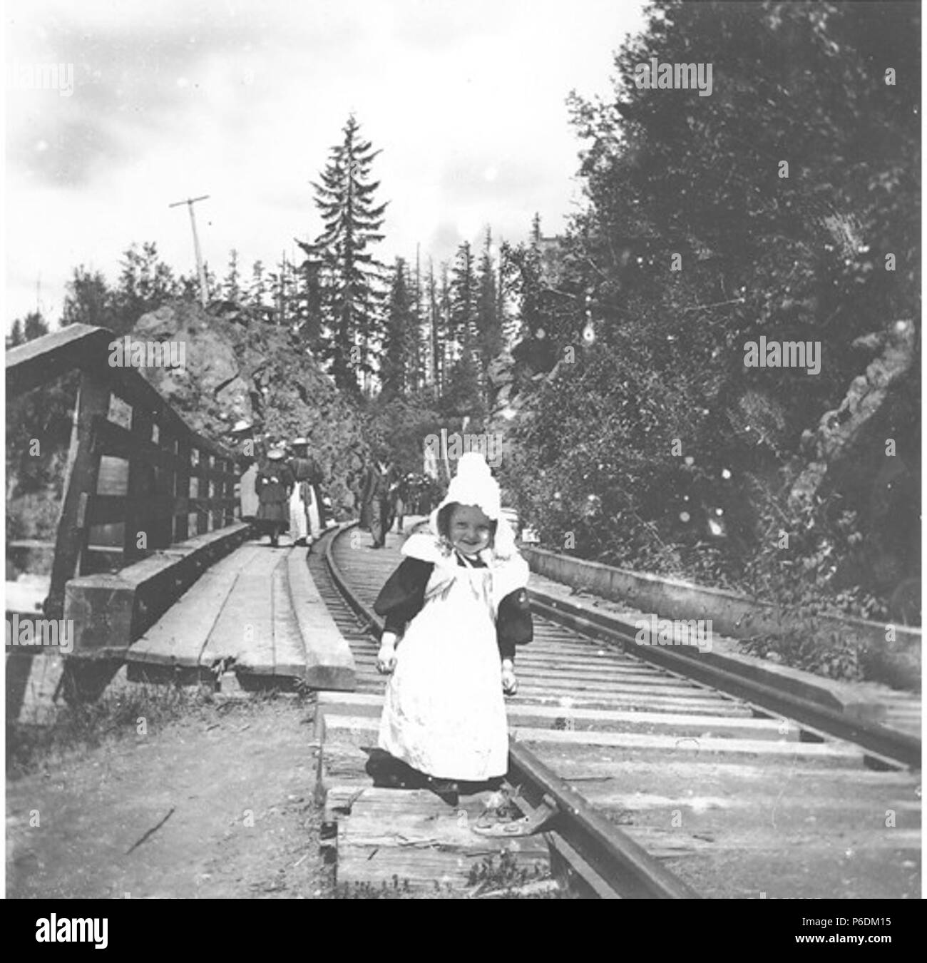 . Englisch: Miriam Kiehl wandern entlang der Bahngleise oben Snoqualmie Falls, Washington, 6. Mai 1898. Englisch: Miriam Kiehl ist H. Ambrosius Kiehl's jüngste Tochter. Text von Kiehl Protokoll: Miriam Wanderweg. Mai 6, 1898. Album aufnahmen Themen (LCTGM): Utility Pole - Washington (State) - Snoqualmie Falls; Leute - Washington (State) - Snoqualmie Falls Themen (LCSH): Kiehl, Miriam; Eisenbahnschienen - Washington (State) - Snoqualmie Falls Konzepte: Kindheit und Jugend. 1898 63 Miriam Kiehl wandern entlang der Bahngleise oben Snoqualmie Falls, Washington, 6. Mai 1898 (KIEHL 129) Stockfoto