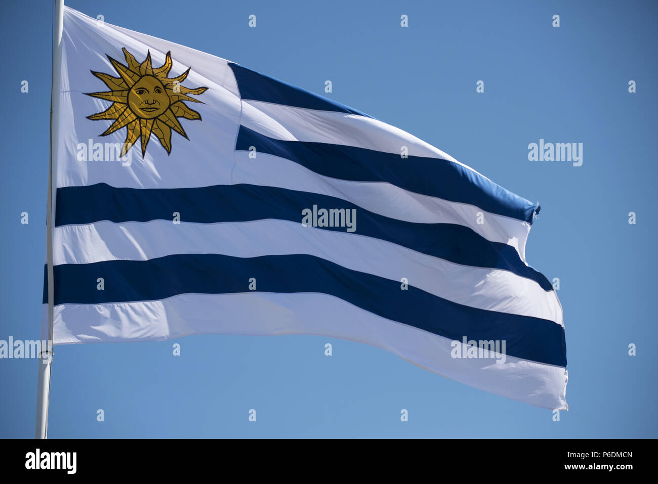 Uruguay land Flagge im Wind auf und blauer Himmel. Die nationalen Südamerikanischen uruguayischen Emblem. Stockfoto