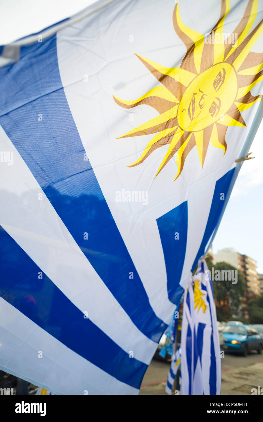 Flagge Uruguay in Montevideo city street Markt Hintergrund. Uruguay Land nationale Emblem. Stockfoto