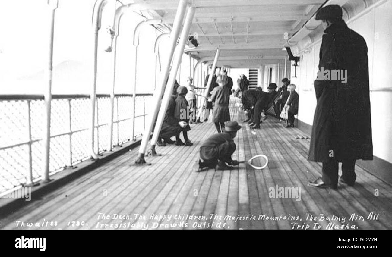 . Englisch: Passagiere an Deck des Bootes, Ca. 1912. Englisch: Legende auf Bild: das Deck. Die glücklichen Kinder. Die majestätischen Berge. Die laue Luft. Alle unwiderstehlich zeichnen uns draußen. Reise nach Alaska PH-Coll 247.417 Probanden (LCTGM): Passagiere - Alaska; Decks (Schiffe); Kinder; Männer - Alaska - Alaska; Spielen (Erholung) - Alaska. ca. 1912 66 Passagiere an Deck des Bootes, ca 1912 (THWAITES 236) Stockfoto