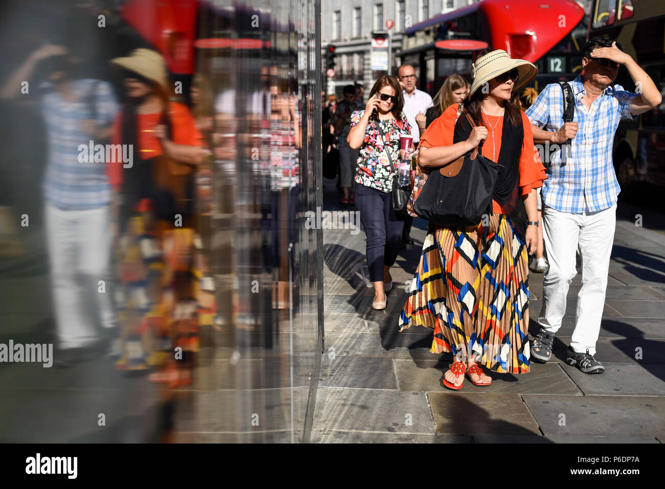 London, Großbritannien. 29. Juni 2018. UK Wetter - Pendler und Touristen zu Fuß die Regent Street hinunter sind in einem Pool von hellen Sonnenschein am frühen Abend erwischt. Die Prognose ist für warme Temperaturen in den nächsten Tagen fortzusetzen. Credit: Stephen Chung/Alamy leben Nachrichten Stockfoto