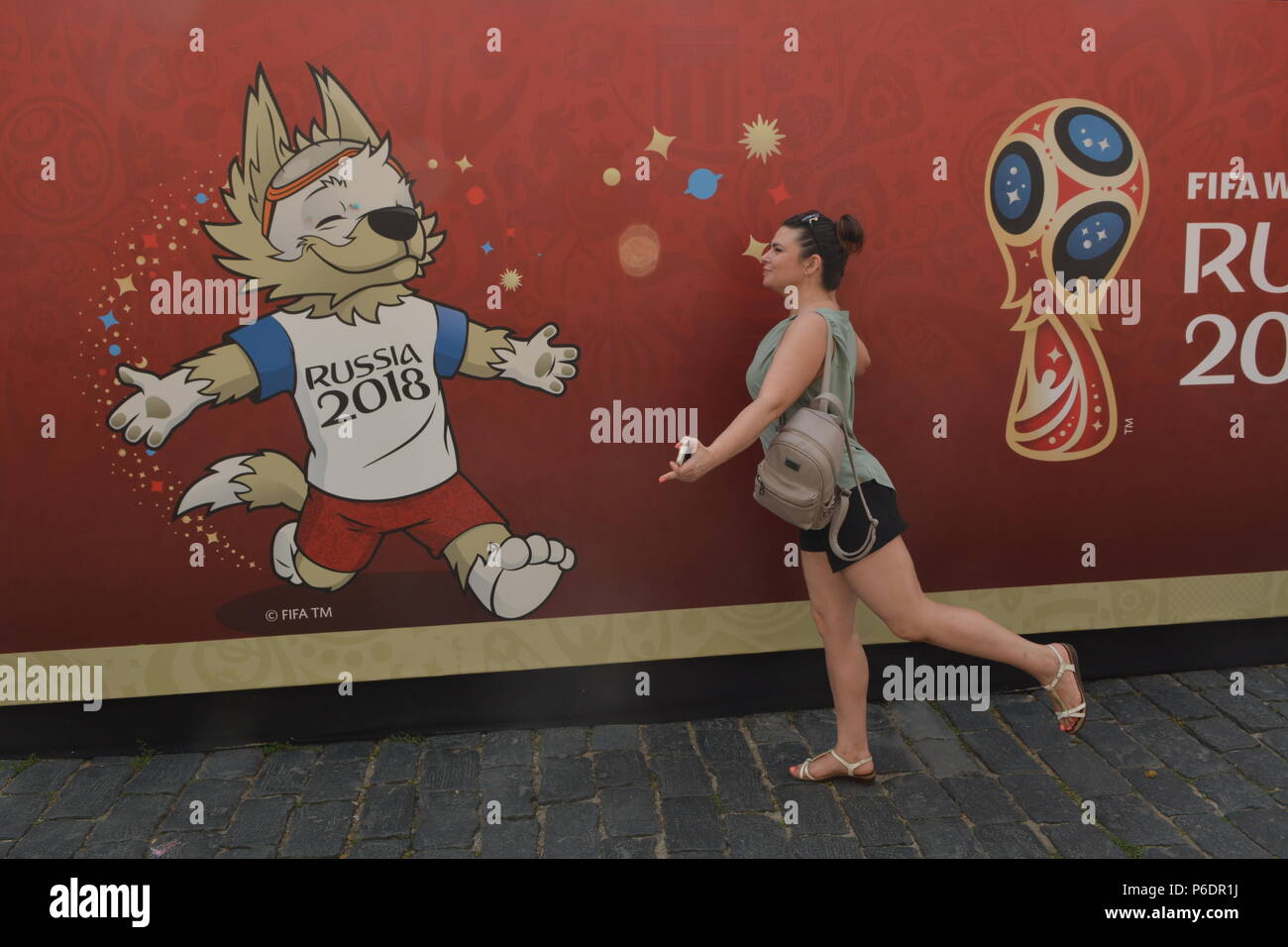 Moskau, Russland. 29 Juni, 2018. Fußball-WM in Moskau 2018. Die Straßen von Moskau, in den Tagen der Fußball-Europameisterschaft sind mit Fußball-Symbole und Fußball Unterhaltungen gefüllt. Credit: Pavel Kashaev/Alamy leben Nachrichten Stockfoto