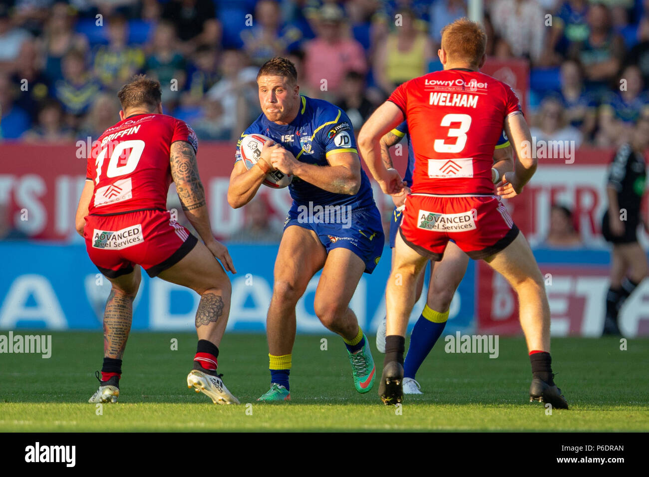 Halliwell Jones Stadium, Warrington, Großbritannien. 29 Juni, 2018. Betfred Super League Rugby, Warrington Wolves versus Salford Roten Teufel; Tom Lineham von Warrington Wölfe über von Josh Holz und Kris Welham von Salford Roten Teufel Credit: Aktion plus Sport/Alamy Leben Nachrichten angegangen werden Stockfoto