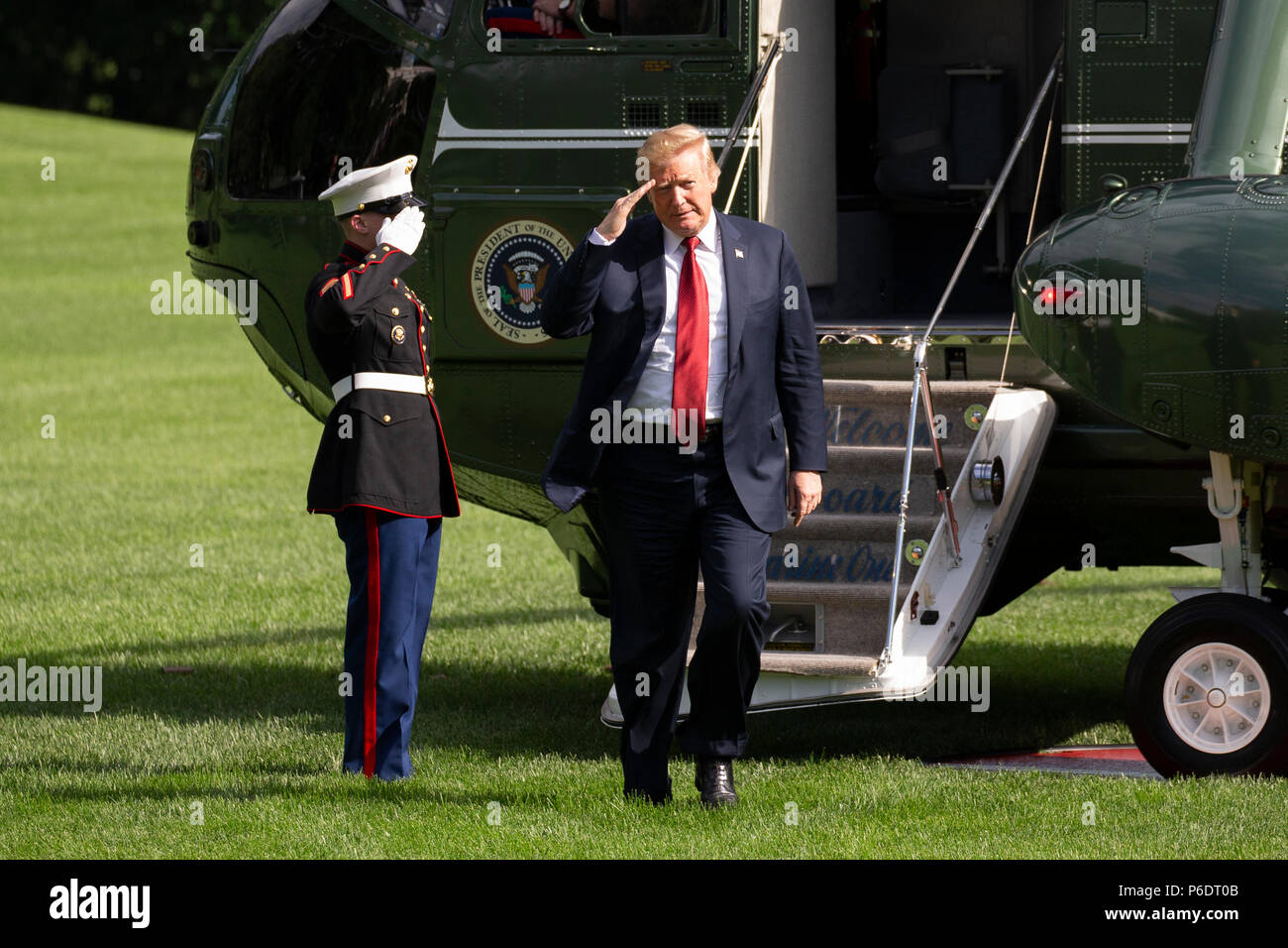 Präsidenten der Vereinigten Staaten Donald Trump verlässt Marine One auf dem Südrasen des Weißen Hauses, als er von einer Reise in Washington, DC am 28. Juni 2018 zurück. Credit: Alex Edelman/CNP | Verwendung weltweit Stockfoto