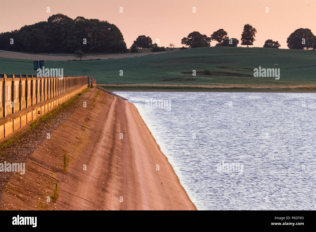 Blithfield Reservoir, Staffordshire, Großbritannien. 29. Juni 2018. Der Wasserstand an Blithfield Reservoir, in der Nähe von Hayes, Staffordshire, ist sehr gering, nach einem heißen Tag, während die Gegenwärtige BRITISCHE Hitzewelle, bei Sonnenuntergang gesehen. Aufgrund mangelnder Versorgung, einige Regionen haben begonnen, gartenschlauch Verbote zu verhängen. 29. Juni 2018. Credit: Richard Holmes/Alamy leben Nachrichten Stockfoto