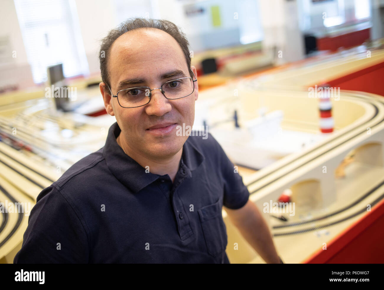 Darmstadt, Deutschland. 29 Juni, 2018. Holger Koetting gehören, technischer Assistent der Anlage, steht in den operativen Bereich Darmstadt (EBD). Die Simulationen Anlage wird von der Deutschen Bahn betrieben und Abschnitt für Technologie an der TU Darmstadt. Sie haben das Ziel fast identische Modelle der 'real' Züge zu präsentieren. Am 30. Juni 2018 Sie haben einen Tag der offenen Türen. Foto: Frank Rumpenhorst/dpa/Alamy leben Nachrichten Stockfoto Darmstadt, Deutschland. 29 Juni, 2018. Holger Koetting gehören, technischer Assistent der Anlage, steht in den operativen Bereich Darmstadt (EBD). Die Simulationen Anlage wird von der Deutschen Bahn betrieben und Abschnitt für Technologie an der TU Darmstadt. Sie haben das Ziel fast identische Modelle der 'real' Züge zu präsentieren. Am 30. Juni 2018 Sie haben einen Tag der offenen Türen. Foto: Frank Rumpenhorst/dpa/Alamy leben Nachrichten Stockfoto