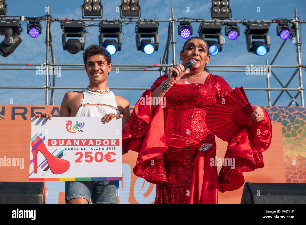 Der Sieger des Heels Rennen gesehen herauf seinen Preis auf der Bühne. Stolz Tag gefeiert wird am 28. Juni. Wie üblich in Barcelona, das so genannte Heels Rennen stattfindet. Es ist ein Rennen für alle Geschlechter, die Registrierung ist kostenlos und der Gewinner wird Pocket die 250 Euro Preisgeld. Stockfoto