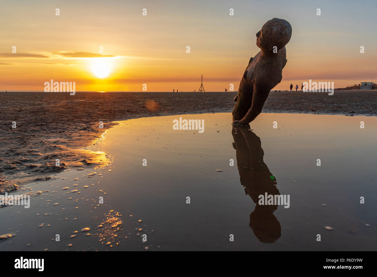 Sonnenuntergang. Crosby Strand. Liverpool North West England. Antony Gormley Statuen Bügeleisen Männer. Einen anderen Ort. Stockfoto