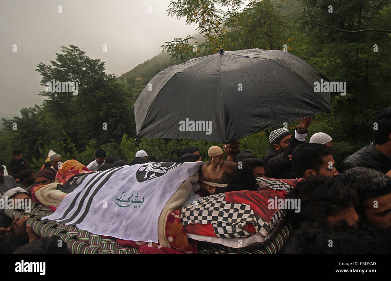 Pulwama, Jammu und Kaschmir, Indien. 30. Juni, 2018. Kaschmirischen Volkes tragen den toten Körper eines jugendlichen und zehnten Klasse student Faizan Ahmad im Bereich der Gosainnad Pulwama rund 20 Kilometer von Srinagar im Sommer, die Hauptstadt der indischen Teil Kaschmirs am 30. Juni 2018 geregelt. Faizan erschossen wurde von der indischen Regierung Kräfte in der Nähe der Waffe - Schlacht Website in Thamuna im Süden von Kaschmir Pulwama wo nach Jammu und Kaschmir Polizei drei Aktivisten während der Schießerei getötet wurden. Credit: Faisal Khan/ZUMA Draht/Alamy leben Nachrichten Stockfoto