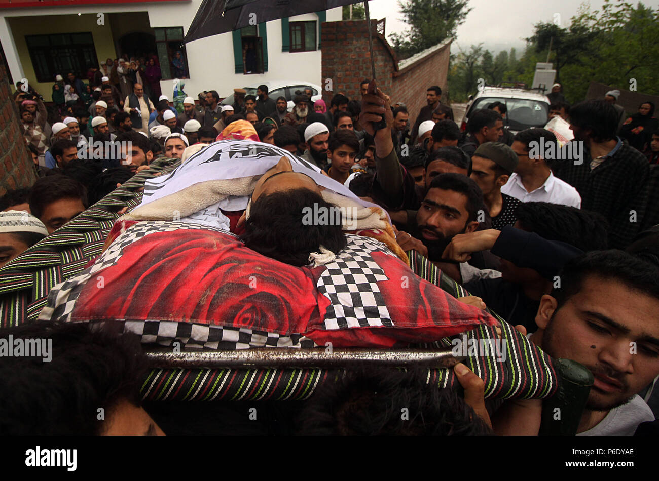 Pulwama, Jammu und Kaschmir, Indien. 30. Juni, 2018. Kaschmirischen Volkes tragen den toten Körper eines jugendlichen und zehnten Klasse student Faizan Ahmad im Bereich der Gosainnad Pulwama rund 20 Kilometer von Srinagar im Sommer, die Hauptstadt der indischen Teil Kaschmirs am 30. Juni 2018 geregelt. Faizan erschossen wurde von der indischen Regierung Kräfte in der Nähe der Waffe - Schlacht Website in Thamuna im Süden von Kaschmir Pulwama wo nach Jammu und Kaschmir Polizei drei Aktivisten während der Schießerei getötet wurden. Credit: Faisal Khan/ZUMA Draht/Alamy leben Nachrichten Stockfoto