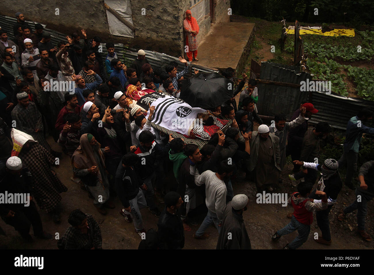 Pulwama, Jammu und Kaschmir, Indien. 30. Juni, 2018. Kaschmirischen Volkes tragen den toten Körper eines jugendlichen und zehnten Klasse student Faizan Ahmad im Bereich der Gosainnad Pulwama rund 20 Kilometer von Srinagar im Sommer, die Hauptstadt der indischen Teil Kaschmirs am 30. Juni 2018 geregelt. Faizan erschossen wurde von der indischen Regierung Kräfte in der Nähe der Waffe - Schlacht Website in Thamuna im Süden von Kaschmir Pulwama wo nach Jammu und Kaschmir Polizei drei Aktivisten während der Schießerei getötet wurden. Credit: Faisal Khan/ZUMA Draht/Alamy leben Nachrichten Stockfoto