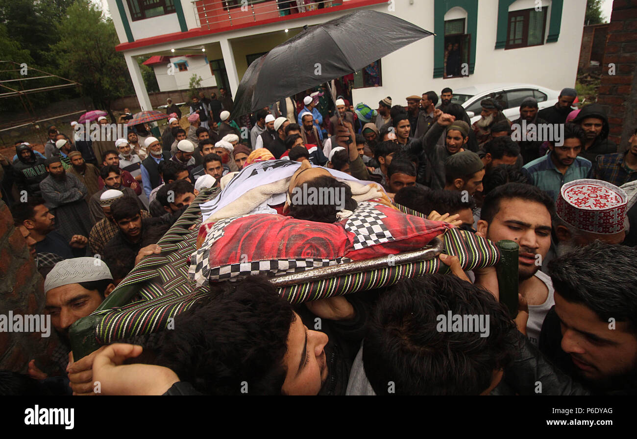 Pulwama, Jammu und Kaschmir, Indien. 30. Juni, 2018. Kaschmirischen Volkes tragen den toten Körper eines jugendlichen und zehnten Klasse student Faizan Ahmad im Bereich der Gosainnad Pulwama rund 20 Kilometer von Srinagar im Sommer, die Hauptstadt der indischen Teil Kaschmirs am 30. Juni 2018 geregelt. Faizan erschossen wurde von der indischen Regierung Kräfte in der Nähe der Waffe - Schlacht Website in Thamuna im Süden von Kaschmir Pulwama wo nach Jammu und Kaschmir Polizei drei Aktivisten während der Schießerei getötet wurden. Credit: Faisal Khan/ZUMA Draht/Alamy leben Nachrichten Stockfoto
