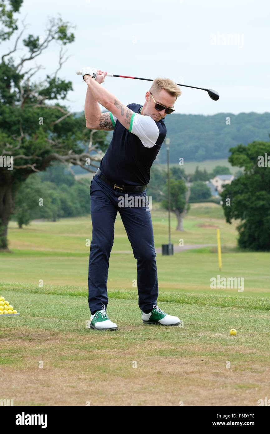 Newport, Großbritannien, 30. Juni 2018. Celebrity Cup Golf Turnier - Celtic Manor, Newport, Wales, UK - Am Samstag, den 30. Juni - Ronan Keating spielen für Team Irland erwärmt sich auf der Praxis. Foto Steven Mai/Alamy leben Nachrichten Stockfoto