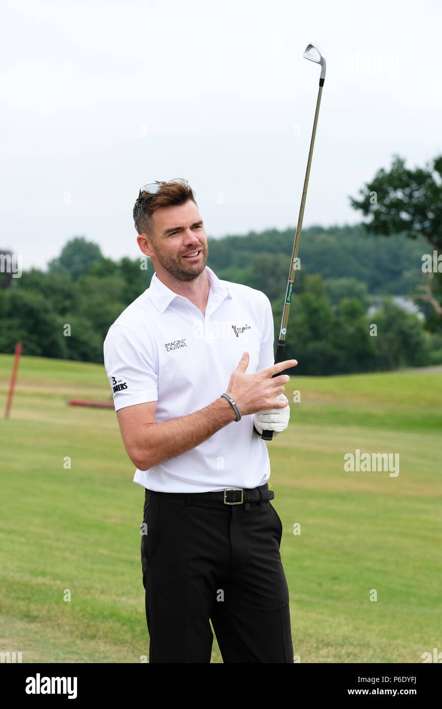 Newport, Großbritannien, 30. Juni 2018. Celebrity Cup Golf Turnier - Celtic Manor, Newport, Wales, UK - Am Samstag, den 30. Juni 2010 - England cricketer, James Anderson spielen für Team England erwärmt sich auf der Praxis. Foto Steven Mai/Alamy leben Nachrichten Stockfoto