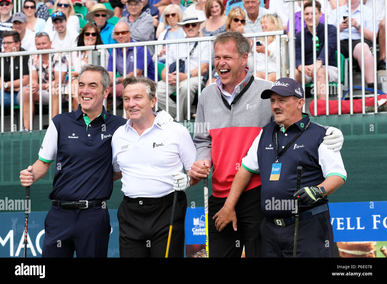 Newport, Großbritannien, 30. Juni 2018. Celebrity Cup Golf Turnier - Celtic Manor, Newport, Wales, UK - Am Samstag, den 30. Juni 2010 - Promis auf dem ersten T-Stück Pose vor dem Spiel zu Recht Schauspieler James Nesbitt links, Schauspieler Bradley Walsh, Unternehmer Peter Jones und Schauspieler Brendan O'Carroll Witz mit der Masse an die Berühmtheit Cup Golf - Foto Steven Mai/Alamy leben Nachrichten Stockfoto