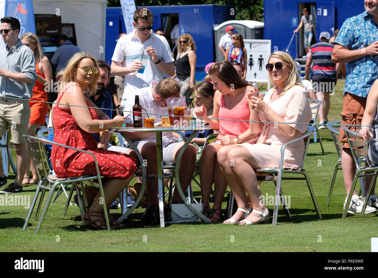 Newport, Großbritannien, 30. Juni 2018. Celebrity Cup Golf Turnier - Celtic Manor, Newport, Wales, UK - Am Samstag, den 30. Juni - Golf Fans genießen Sie den Sonnenschein und warmes Wetter neben dem 9. Loch an der Berühmtheit Cup Golf - Foto Steven Mai/Alamy leben Nachrichten Stockfoto