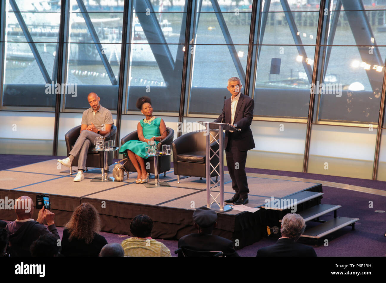 London UK 30 Juni 2018 der Bürgermeister von London, Sadiq Khan, öffnen Sie das Ereignis in der Stadt Halle Kammer, neben Matthew Ryder Stellvertretender Bürgermeister und Baroness Floella Benjamin, OBE, eine Trinidadian-British Schauspielerin, Autorin. Sie als Moderator der Kinder Programme wie Schule Spiel, Spielen Weg bekannt ist, und den schnellen Vorlauf. Am 28. Juni 2010, Lady Benjamin war das House of Lords als Life Peer durch die Liberalen Demokraten nominiert mit dem Titel Baroness Benjamin, der Beckenham in der Grafschaft Kent. @ Paul Quezada = Neiman/Alamy Leben Nachrichten eingeführt. Stockfoto