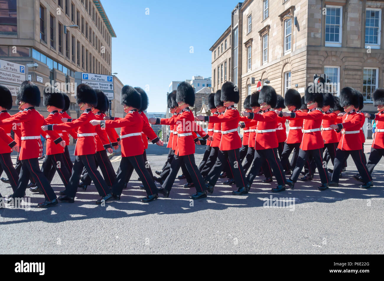 Glasgow, Schottland, Großbritannien. 30. Juni, 2018. Schützt das Tragen der roten Tuniken, schwarze Hose und bärenfellmütze Hüte während der bewaffneten Kräfte Tag marschieren. Eine Parade durch die Innenstadt von Holland Straße George Square ist durch die Königliche Marine Band geführt und bietet Militär, Kadetten, Jugendorganisationen und Veteran Verbände. Credit: Skully/Alamy leben Nachrichten Stockfoto