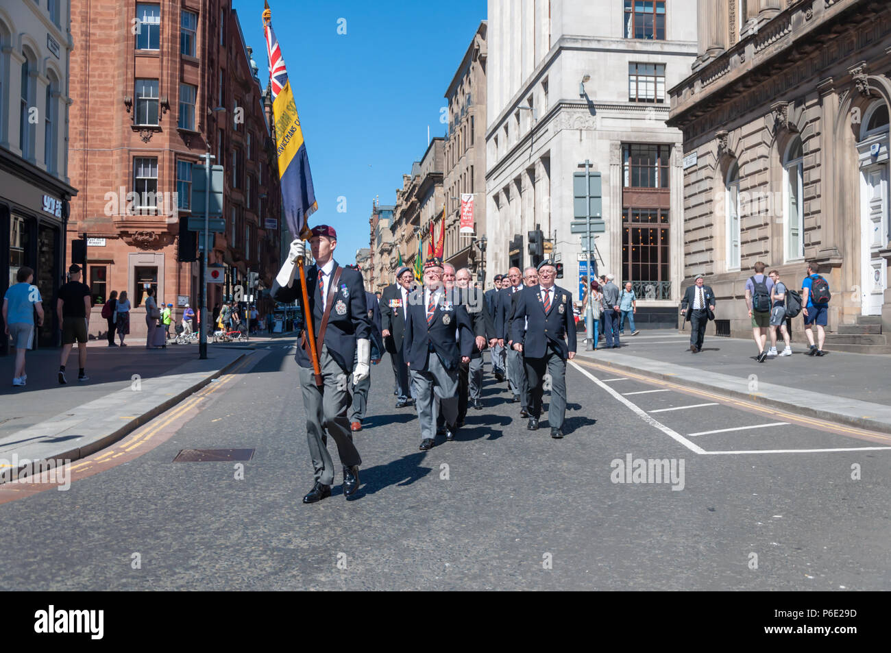 Glasgow, Schottland, Großbritannien. 30. Juni, 2018. Streitkräfte Tag. Eine Parade durch die Innenstadt von Holland Straße George Square ist durch die Königliche Marine Band geführt und bietet Militär, Kadetten, Jugendorganisationen und Veteran Verbände. Credit: Skully/Alamy leben Nachrichten Stockfoto