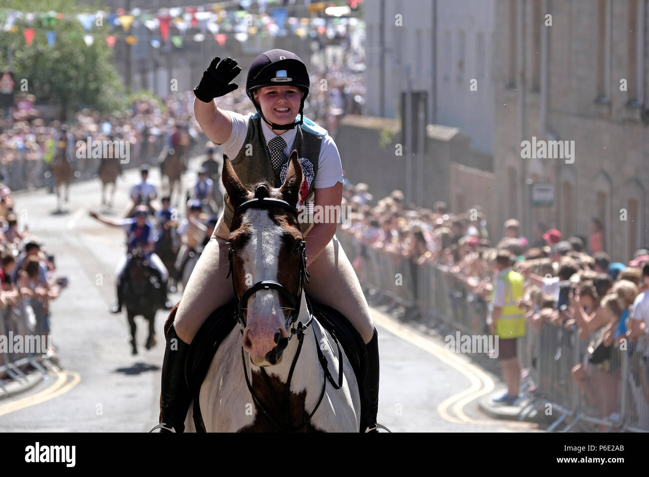 Galashiels, Schottland, UK, 30. Juni: Braw Lads' Day 2018 (Braw Jungs Sammeln) Reiter und Reiterinnen mit ihren Pferden reiten bis der Stadt Straße während der Braw Jungs Sammeln jährliches Festival, Teil der Schottischen gemeinsamen Reiten Saison, am 30. Juni 2018 in Galashiels, Kredit: Rob Grau/Alamy leben Nachrichten Stockfoto