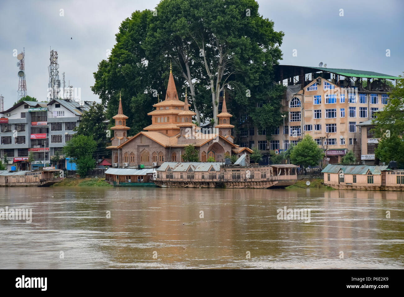 Wasser der Jehlum Fluss inmitten Regen am Samstag, in Srinagar Sommer Hauptstadt des Indischen verwalteten Kaschmir. Eine Flut Warnung wurde in Kaschmir am Freitag Klang, nachdem der Wasserstand des Flusses Jhelum stark gestiegen folgenden unaufhörlichen Regen. Stockfoto