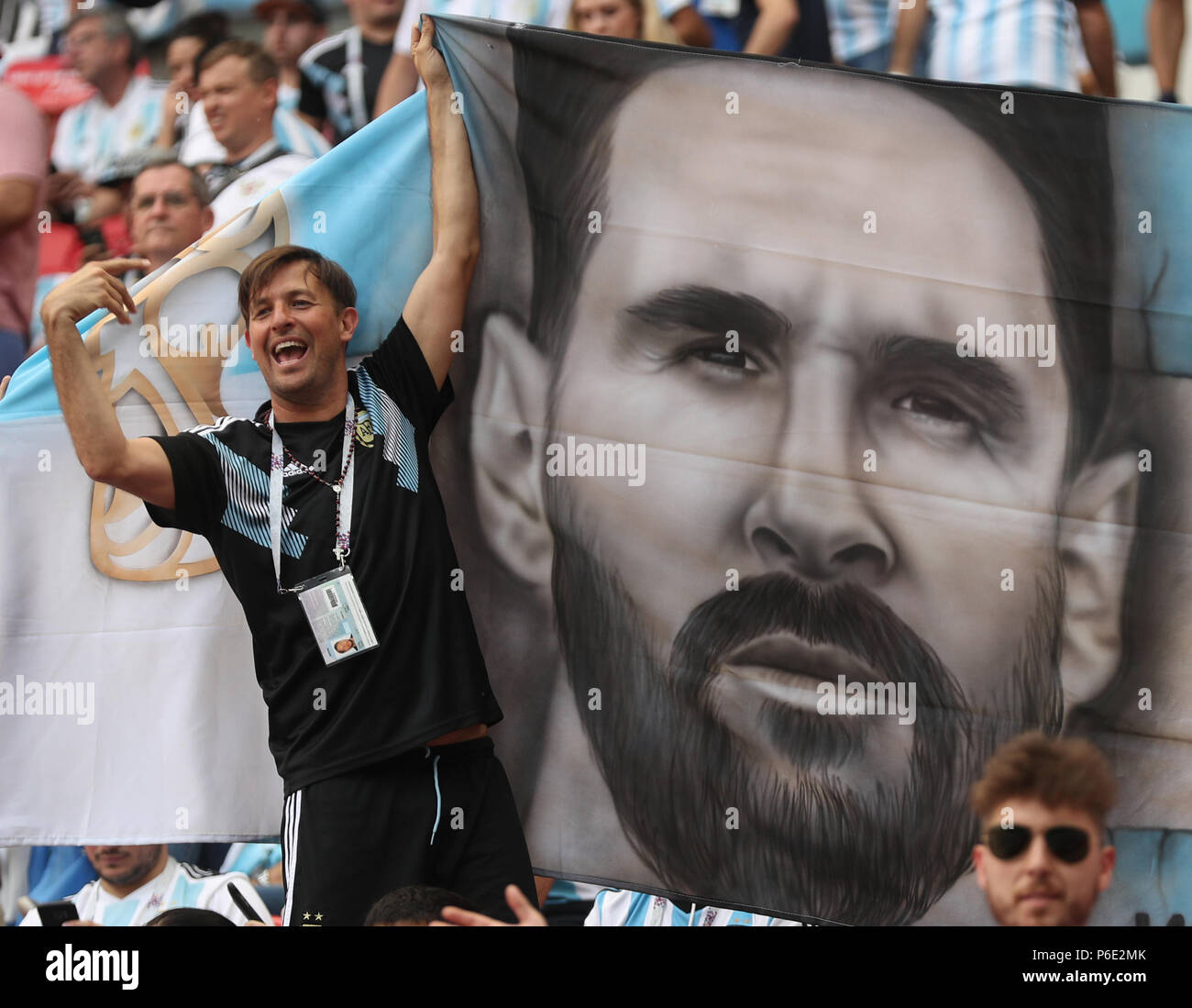 Kasan, Russland. 30. Juni, 2018. Ein Fan von Argentinien cheers vor der 2018 FIFA World Cup Runde 16 Match zwischen Frankreich und Argentinien in Kasan, Russland, 30. Juni 2018. Credit: Li Ming/Xinhua/Alamy leben Nachrichten Stockfoto