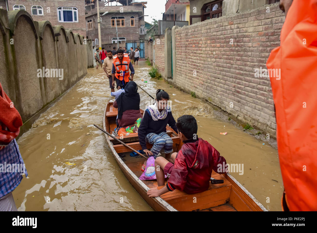Srinagar, Jammu und Kaschmir, Indien - 30. Juni 2018 - Die Mannschaft der 'tate Disaster Response Force'' (Sdrf) rettet die Einheimischen von den überschwemmten Häuser in Richtung sichere Orte in Srinagar Sommer Hauptstadt des Indischen verwalteten Kaschmir am Samstag. Eine Flut Warnung wurde in Kaschmir am Freitag Klang, nachdem der Wasserstand des Flusses Jhelum stark gestiegen folgenden unaufhörlichen Regen. Credit: Abbas Idrees/SOPA Images/ZUMA Draht/Alamy leben Nachrichten Stockfoto
