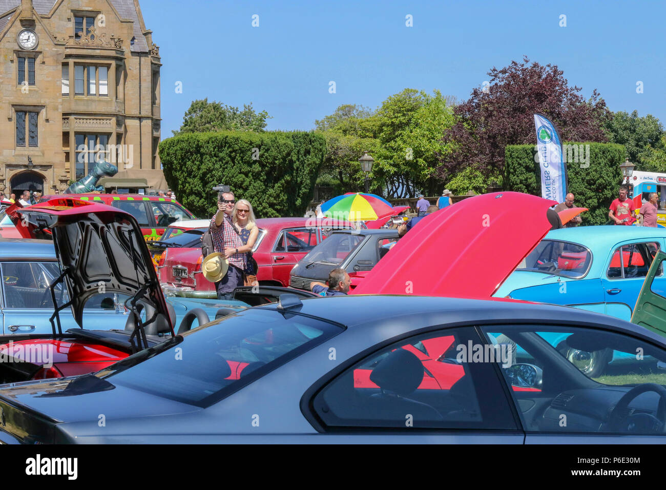 Brownlow House, Lurgan, Nordirland. 30. Juni 2018. UK Wetter - ein Sommer 'Klassiker' wie die Burg Classic Club seine jährliche Oldtimer Rallye hält. Während kühler als in den letzten Tagen wegen einer erhöhten Breeze Nordirland bleibt in einer Hitzewelle aber das tolle Wetter ermöglicht den Besuchern einige klassische Fahrzeuge an ihrem besten zu sehen. Quelle: David Hunter/Alamy Leben Nachrichten. Stockfoto