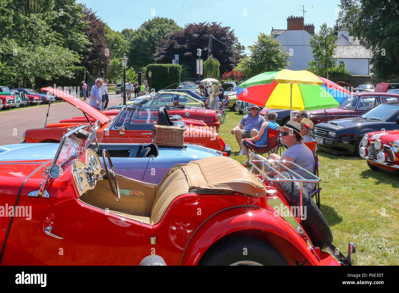 Brownlow House, Lurgan, Nordirland. 30. Juni 2018. UK Wetter - ein Sommer 'Klassiker' wie die Burg Classic Club seine jährliche Oldtimer Rallye hält. Während kühler als in den letzten Tagen wegen einer erhöhten Breeze Nordirland bleibt in einer Hitzewelle aber das tolle Wetter ermöglicht den Besuchern einige klassische Fahrzeuge an ihrem besten zu sehen. Quelle: David Hunter/Alamy Leben Nachrichten. Stockfoto