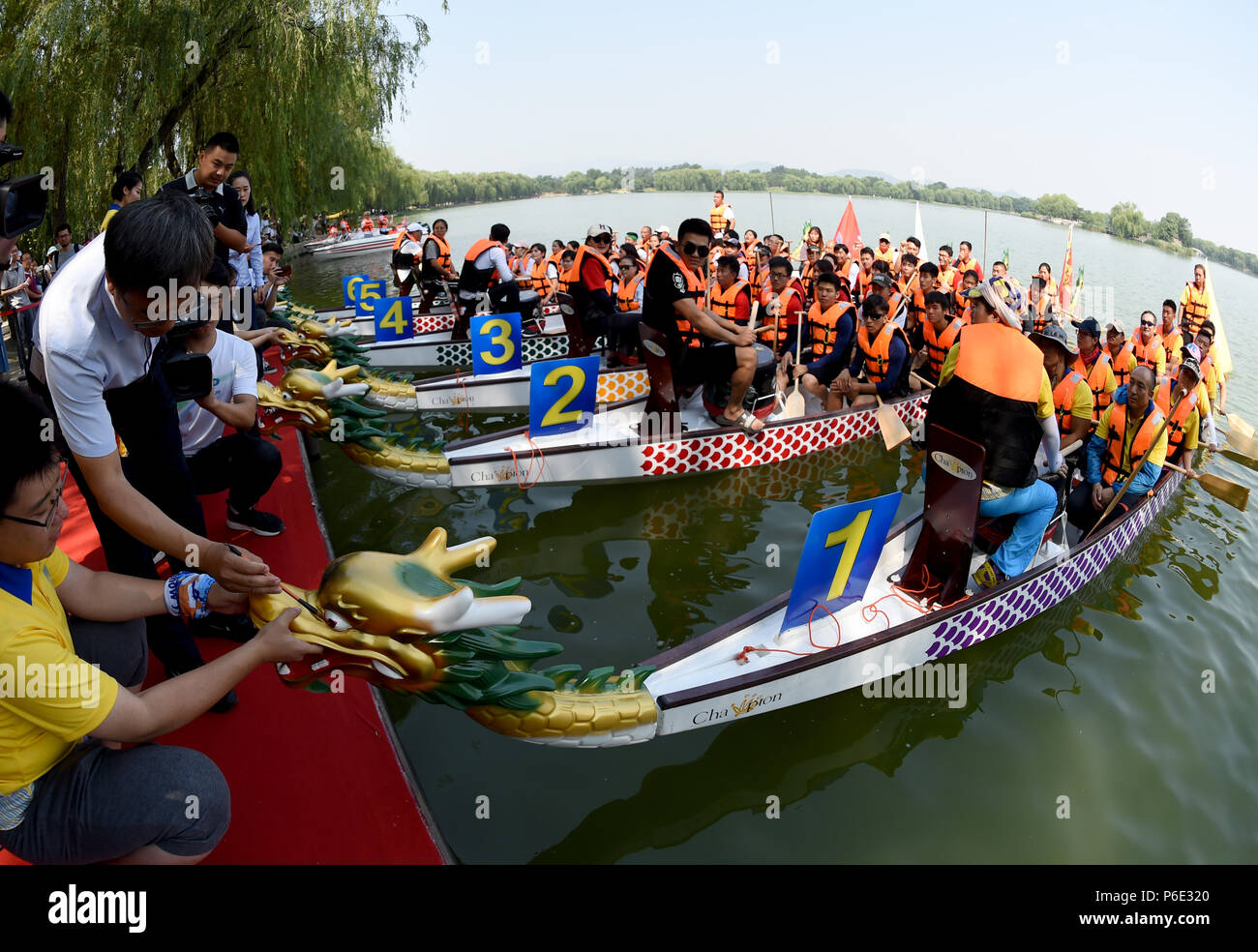 (180630) - Peking, 30. Juni 2018 (Xinhua) - ein Park personal Farben das Auge für einen Drachen Boot von den Fuhai See von Yuanmingyuan Park, oder den alten Sommerpalast in Peking, der Hauptstadt von China, 30. Juni 2018. Menschen versammelt, hier am Samstag den 30. Jahrestag der Eröffnung des Yuanmingyuan Park öffentlich zu feiern. Der alte Sommerpalast am nordwestlichen Stadtrand von Peking wurde aus Ruinen der ehemaligen kaiserlichen Gartens Yuanmingyuan 1709 gebaut wiederhergestellt. Es wurde von der britischen und französischen Truppen verbrannt im Jahre 1860, teilweise wieder aufgebaut, und dann wieder entlassen durch die Alliierten Kräfte der ei Stockfoto