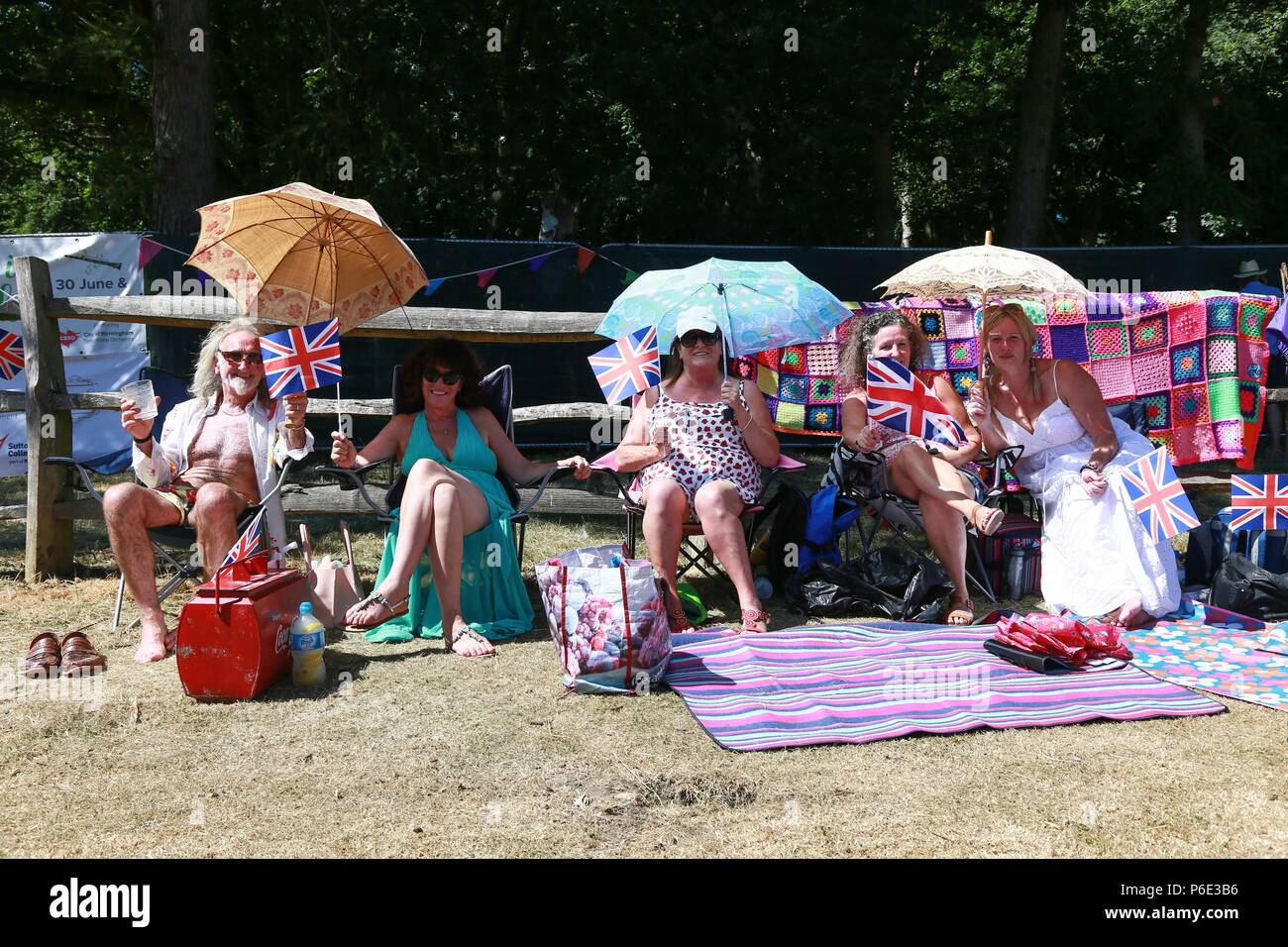 Leute im Publikum versuchen und kühl halten, da Sie die Live Musik im Sutton Park zu genießen. Stockfoto