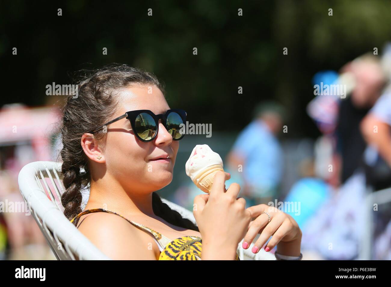 14-jährige Mädchen mit einem Eis im Sommer. Großbritannien Stockfoto
