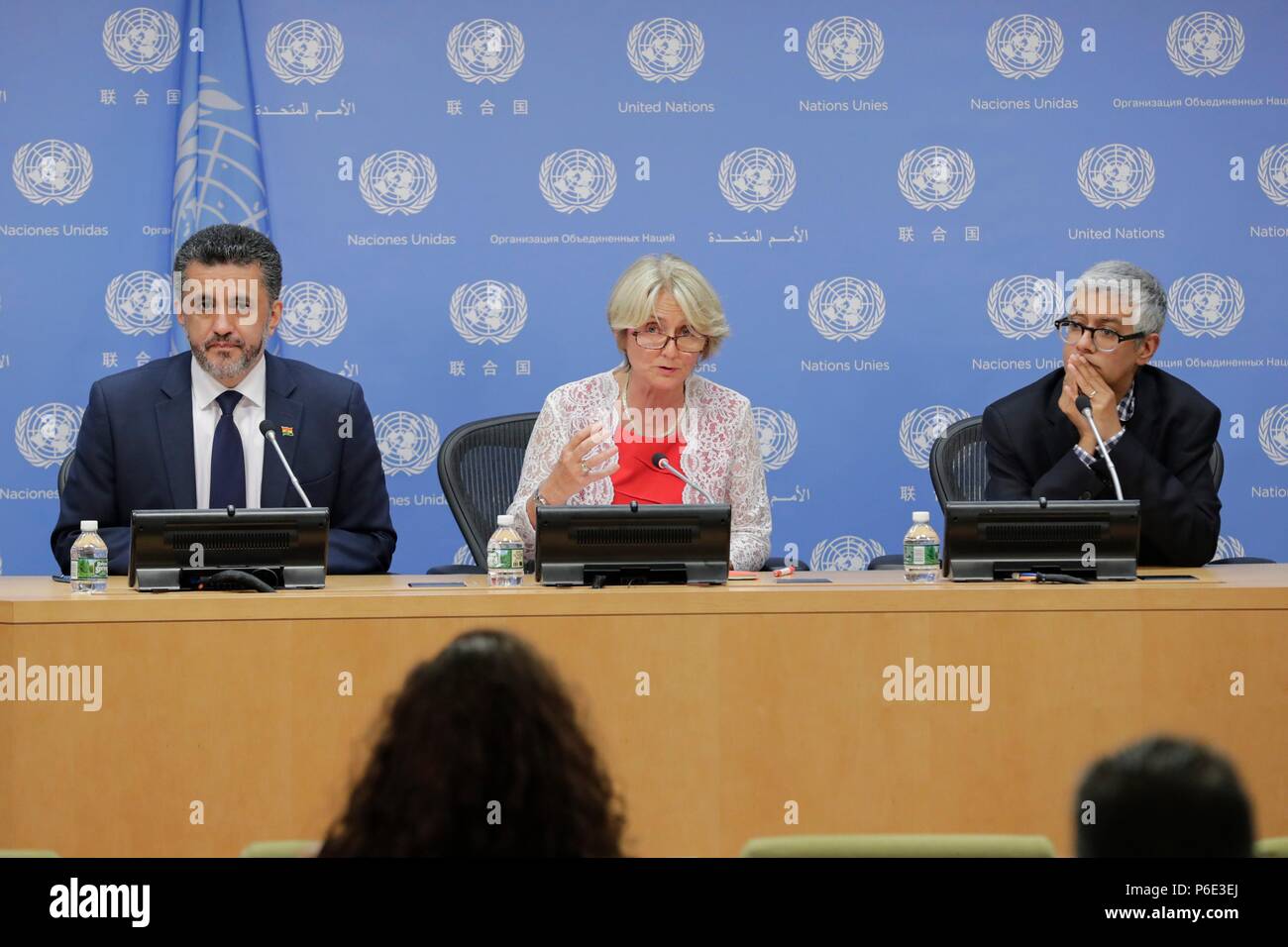 Vereinten Nationen, New York, USA, 29. Juni 2018 - Agnes Marcaillou, Direktor des UN Mine Action Service (UNMAS), und Sacha Sergio Llorenty Soliz Ständige Vertreterin Boliviens zu den Vereinten Nationen, kurzes Drücken vor dem Sicherheitsrat Briefing auf Mine Action. Auf der rechten Seite ist Farhan Haq, stellvertretender Sprecher der Generalsekretär heute auf das UN-Hauptquartier in New York City. Fotos: Luiz Rampelotto/EuropaNewswire | Verwendung weltweit Stockfoto