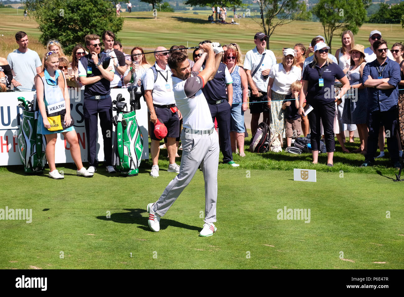 Celebrity Cup Golf Celtic Manor, Newport, Wales, Juni 2018-Presenter Gethin Jones T-Stücke weg an die sechste Bohrung durch eine grosse Menge an Zuschauern - Foto Steven Mai/Alamy Leben Nachrichten aufgepaßt Stockfoto