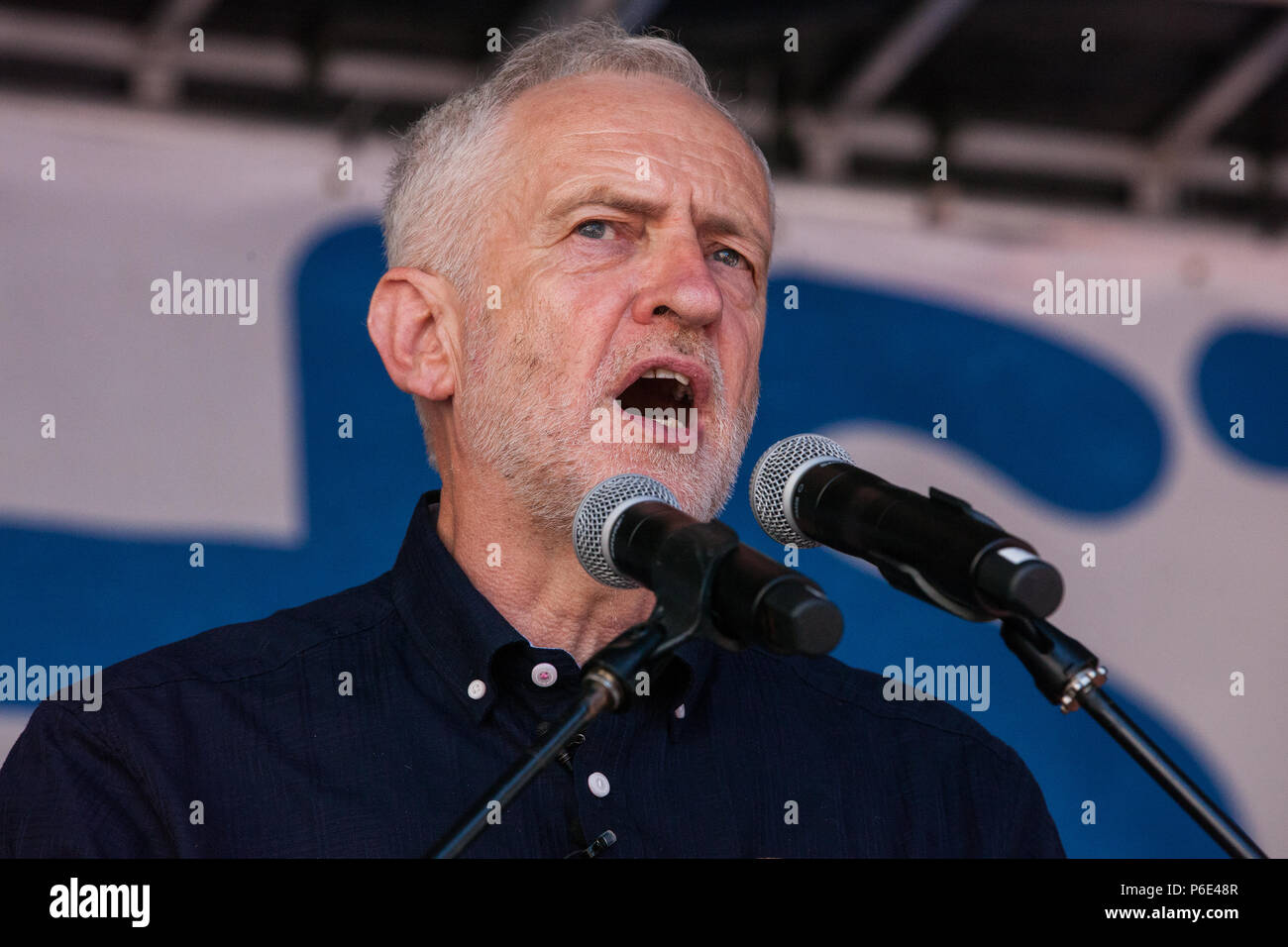 London, Großbritannien. 30. Juni 2018. Führer der Opposition Jeremy Corbyn Adressen Tausende von Menschen, darunter viele Krankenschwestern, Ärzte und die Gesundheit der Arbeitnehmer, die an einer Kundgebung zum 70. Geburtstag des National Health Service (NHS) markieren und ein Ende der Kürzungen und Privatisierung von öffentlichen Dienstleistungen verlangen. Die Veranstaltung wurde von der Volksversammlung gegen Sparpolitik, Gesundheit Kampagnen zusammen, der TUC und elf andere Gesundheit Gewerkschaften organisiert. Stockfoto