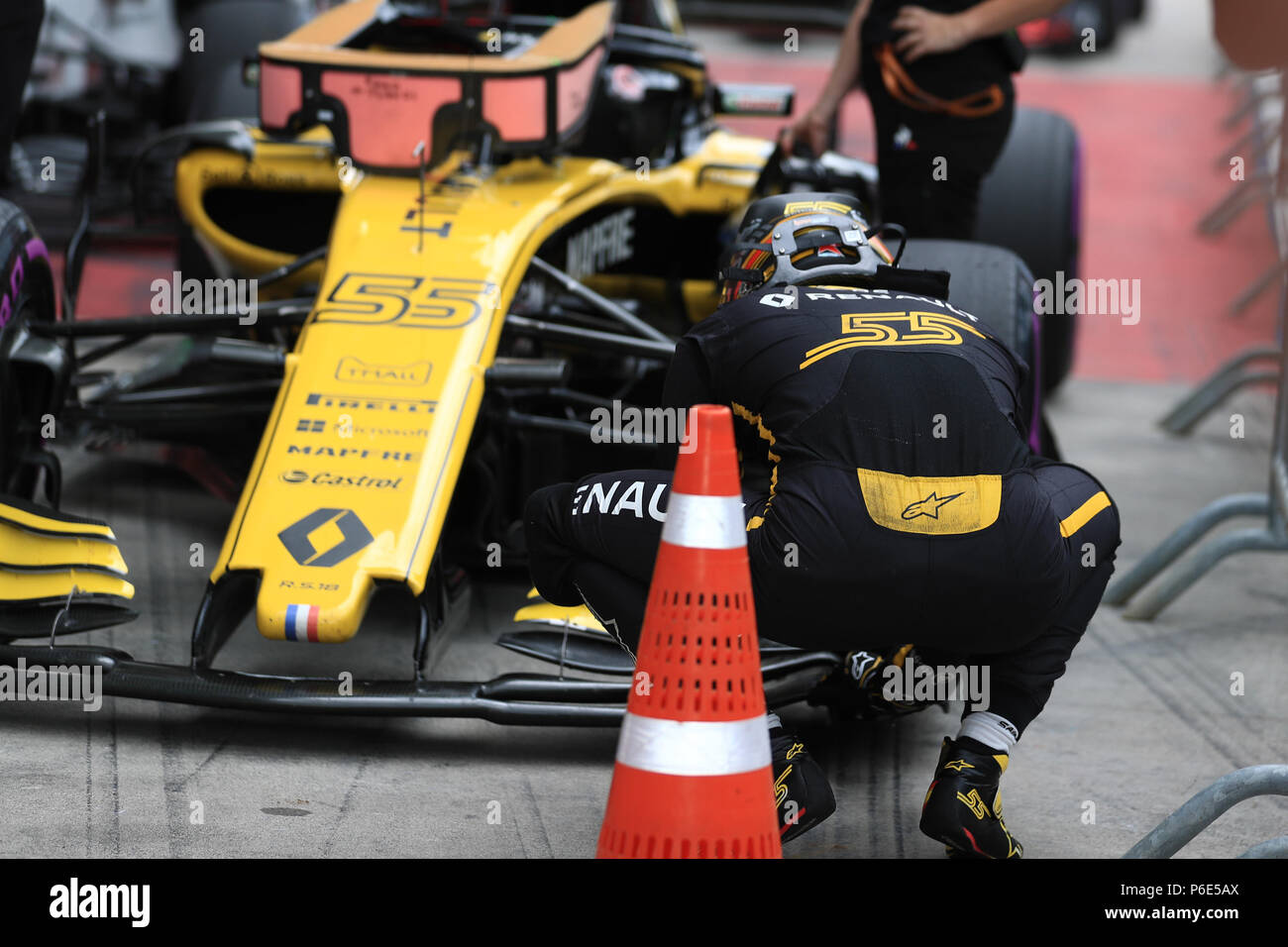 Red Bull Ring, Spielberg, Österreich. 30. Juni, 2018. Österreichischen Formel 1 Grand Prix, Samstag Qualifying; Renault Sport F1-Team, Carlos Sainz prüft seine Kotflügel vorne Nach dem Qualifying Quelle: Aktion plus Sport/Alamy leben Nachrichten Stockfoto