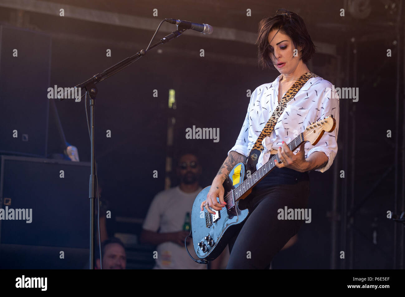 Finsbury Park, UK. 30 Juni, 2018, australische - geborener Sänger, Songschreiber und Gitarrist Brody Dall und Frau zu Josh Homme bei Queens of the Stone Age und Freunde. UK. Finsbury Park London. © Jason Richardson/Alamy leben Nachrichten Stockfoto