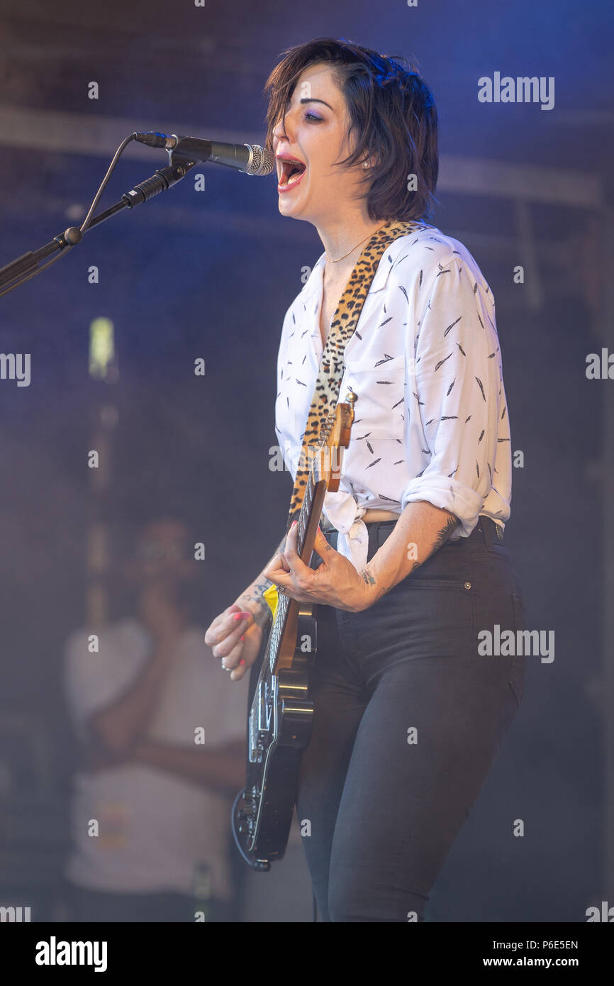 Finsbury Park, UK. 30 Juni, 2018, australische - geborener Sänger, Songschreiber und Gitarrist Brody Dall und Frau zu Josh Homme bei Queens of the Stone Age und Freunde. UK. Finsbury Park London. © Jason Richardson/Alamy leben Nachrichten Stockfoto