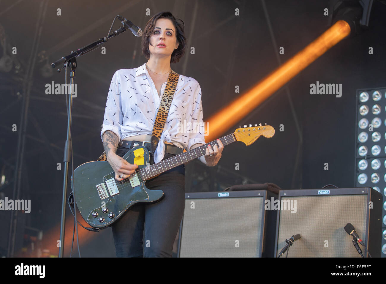 Finsbury Park, UK. 30 Juni, 2018, australische - geborener Sänger, Songschreiber und Gitarrist Brody Dall und Frau zu Josh Homme bei Queens of the Stone Age und Freunde. UK. Finsbury Park London. © Jason Richardson/Alamy leben Nachrichten Stockfoto