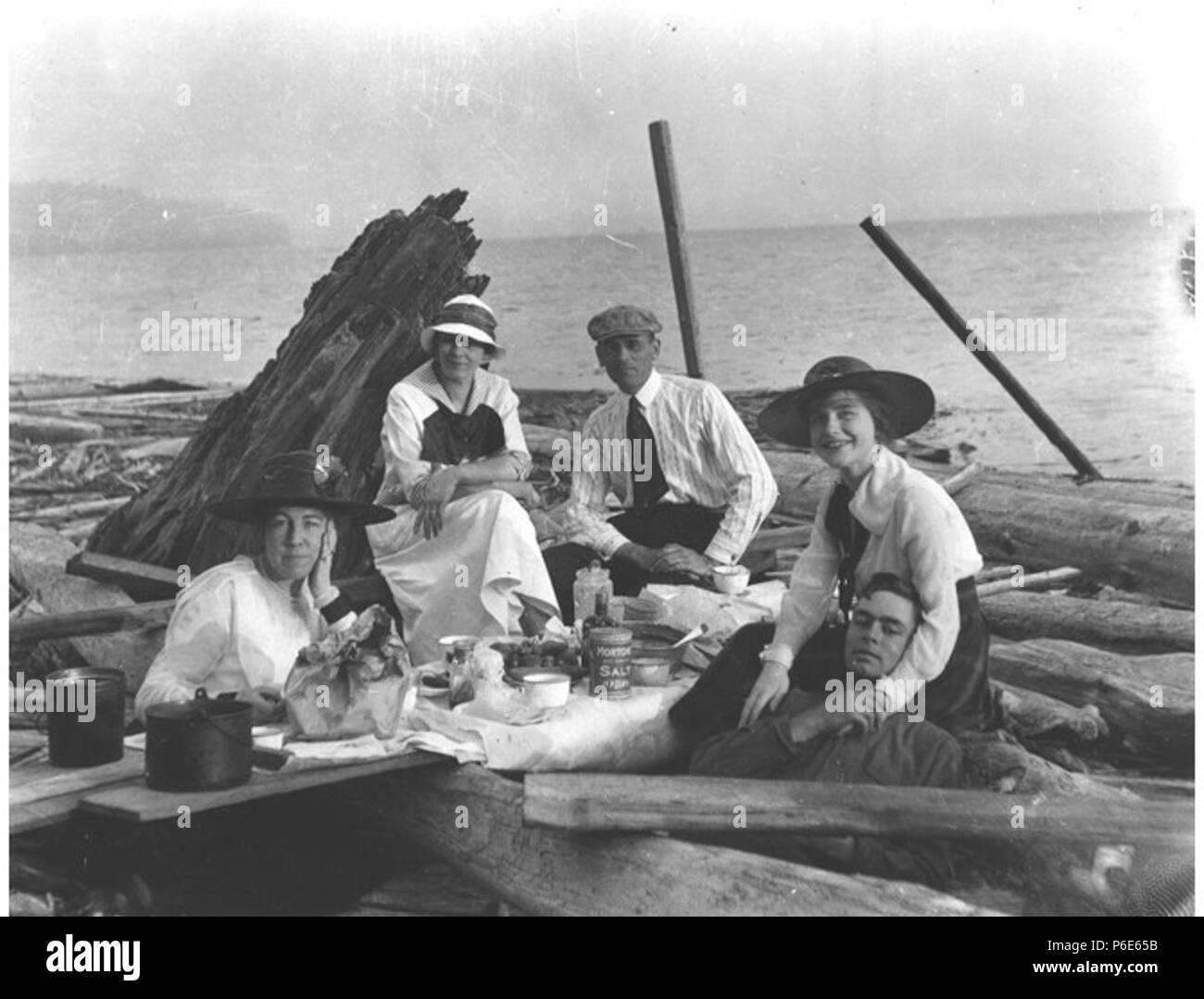 . Englisch: Picknick am Strand unter Magnolia Bluff, Seattle, Washington, Ca. 1915. Englisch: Auf der Rückseite des Bildes: Picknick am Strand unter Magnolia Bluff. Album 1.251 Probanden (LCTGM): Picknicks - Washington (State) - Seattle; Leute - Washington (State) - Seattle; Strände - Washington (State) - Seattle; Protokolle Themen (LCSH): Magnolia (Seattle, Washington); Elliott Bay (Wash.) Konzepte: Freizeitaktivitäten. ca. 1915 67 Picknick am Strand unter Magnolia Bluff, Seattle, Washington, ca 1915 (KIEHL 104) Stockfoto